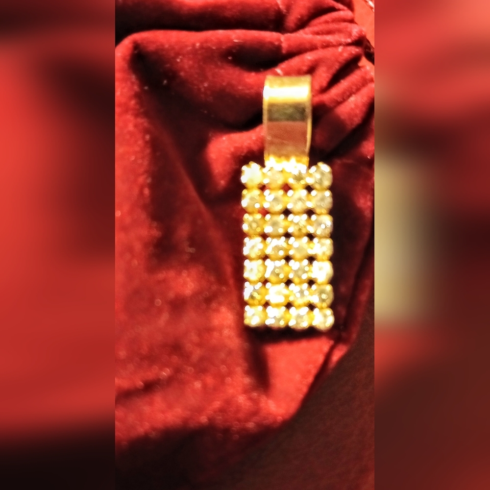 14 Kt Gold Pendant With 28 Round Brilliant Cut Diamonds, 2x2 cm with 1cm bale